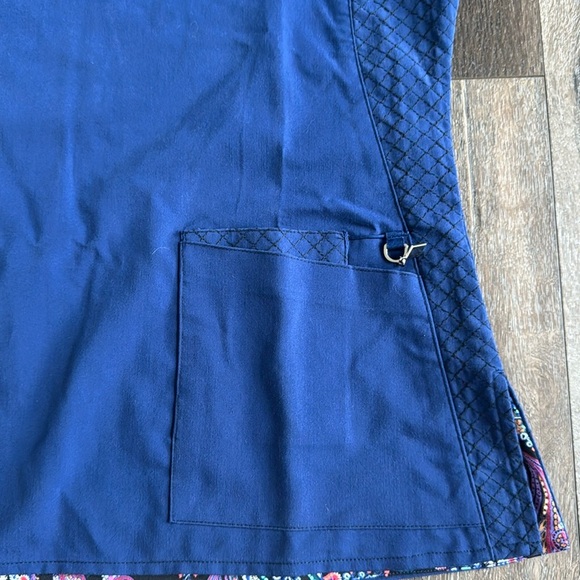 Vera Bradley Medical Scrub Top.  Women’s size small.  Navy blue. Good condition. - Picture 3 of 6